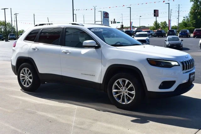 Used 2021 White Jeep Latitude Lux image 4