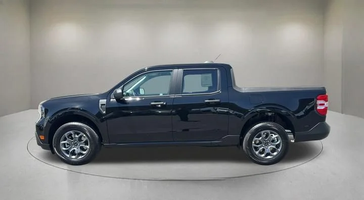 New 2026 Shadow Black Ford XLT image 3