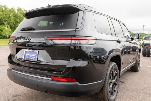 New 2026 Diamond Black Crystal Pearlcoat Jeep Altitude image 5