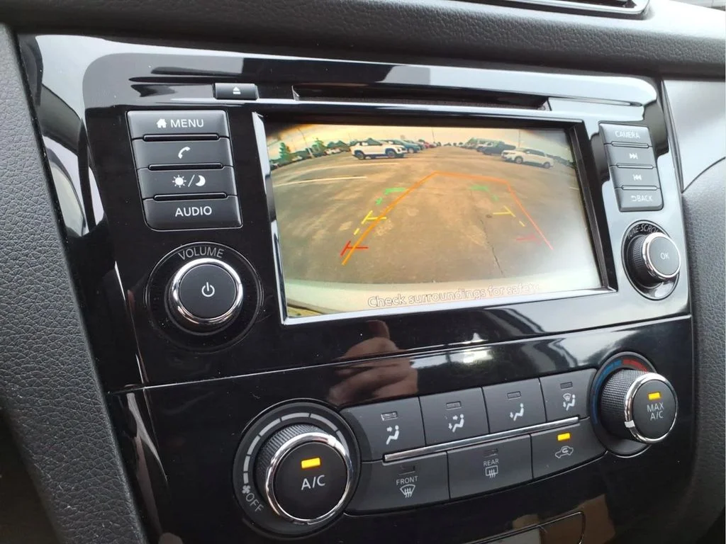Used 2020 Silver Nissan S image 28