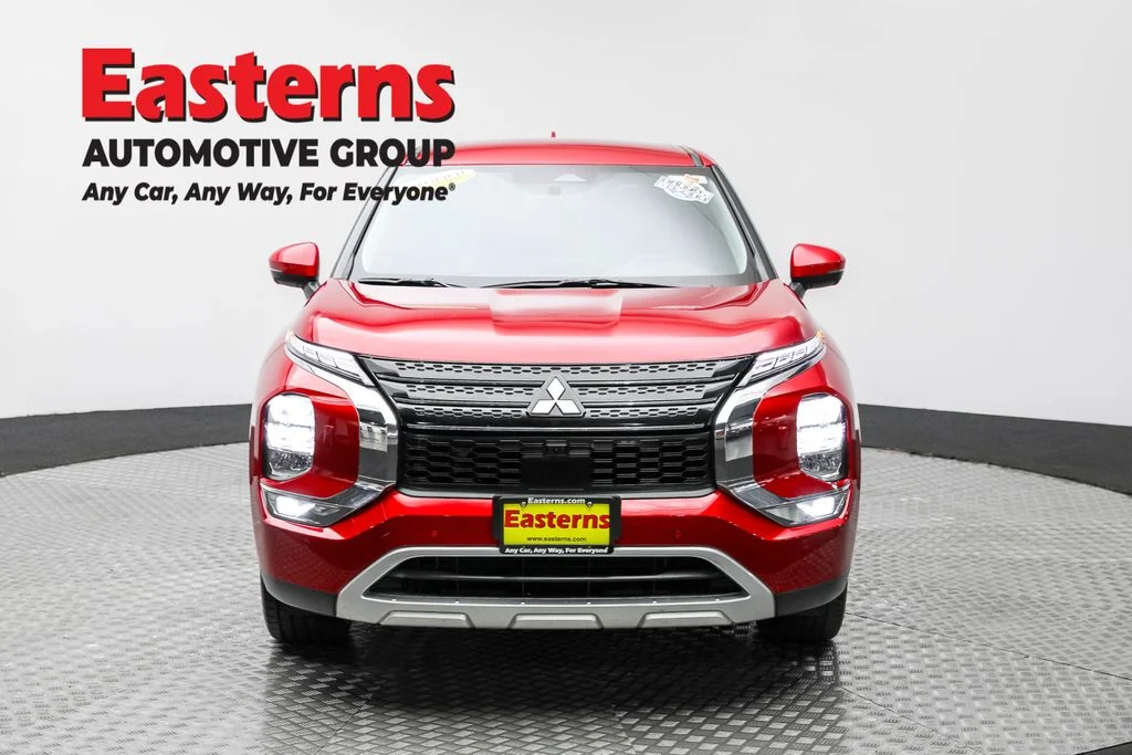 Used 2023 Red Mitsubishi SE image 2