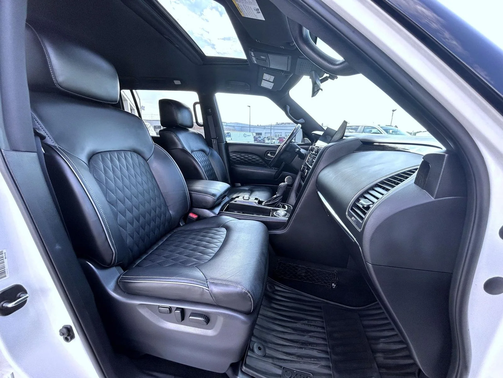 Used 2023 White INFINITI Sensory image 16