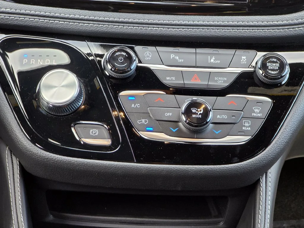 New 2027 White/off-white Chrysler Limited image 33