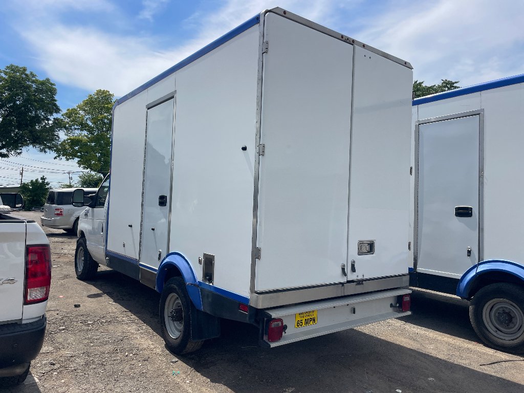 Used 2024 Oxford White Ford Base image 5