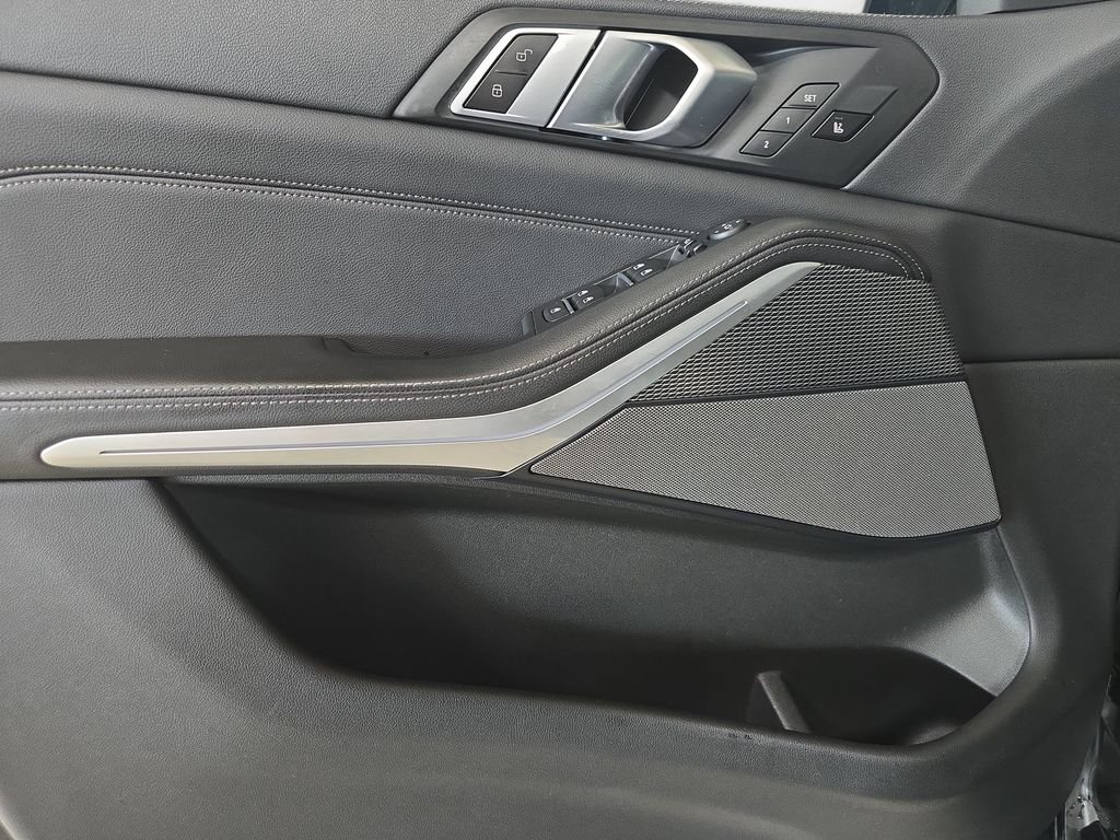 Used 2021 Black Sapphire Metallic BMW sDrive40i image 27