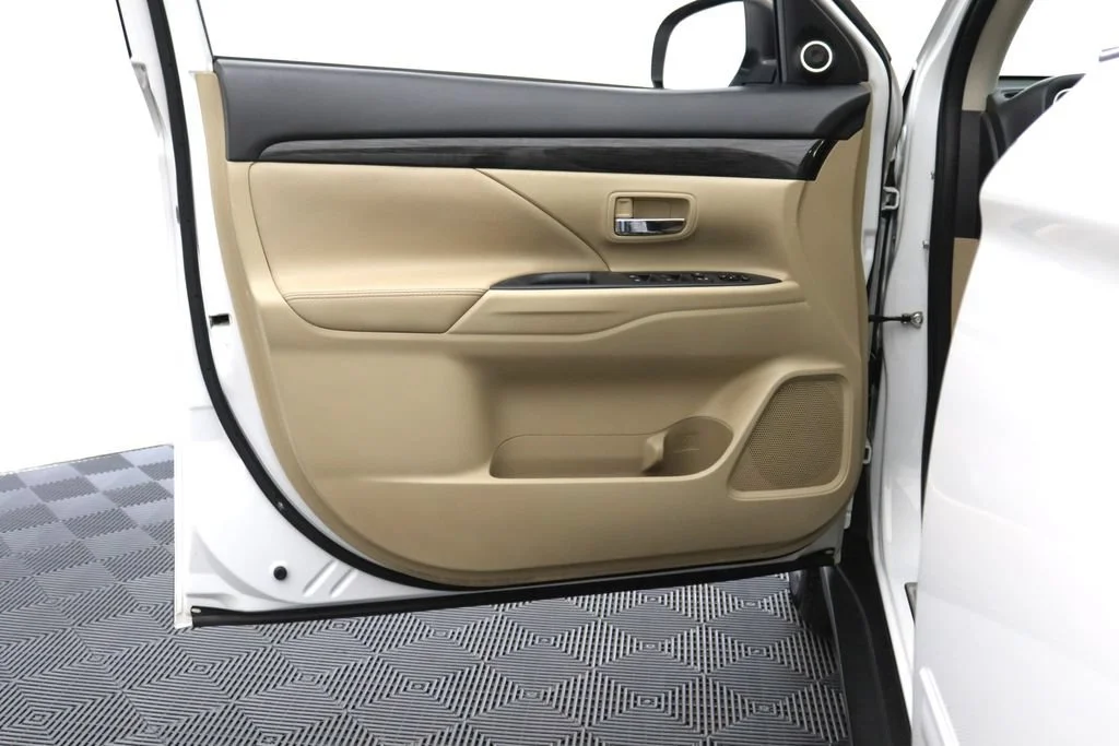 Used 2016 White Mitsubishi GT image 14