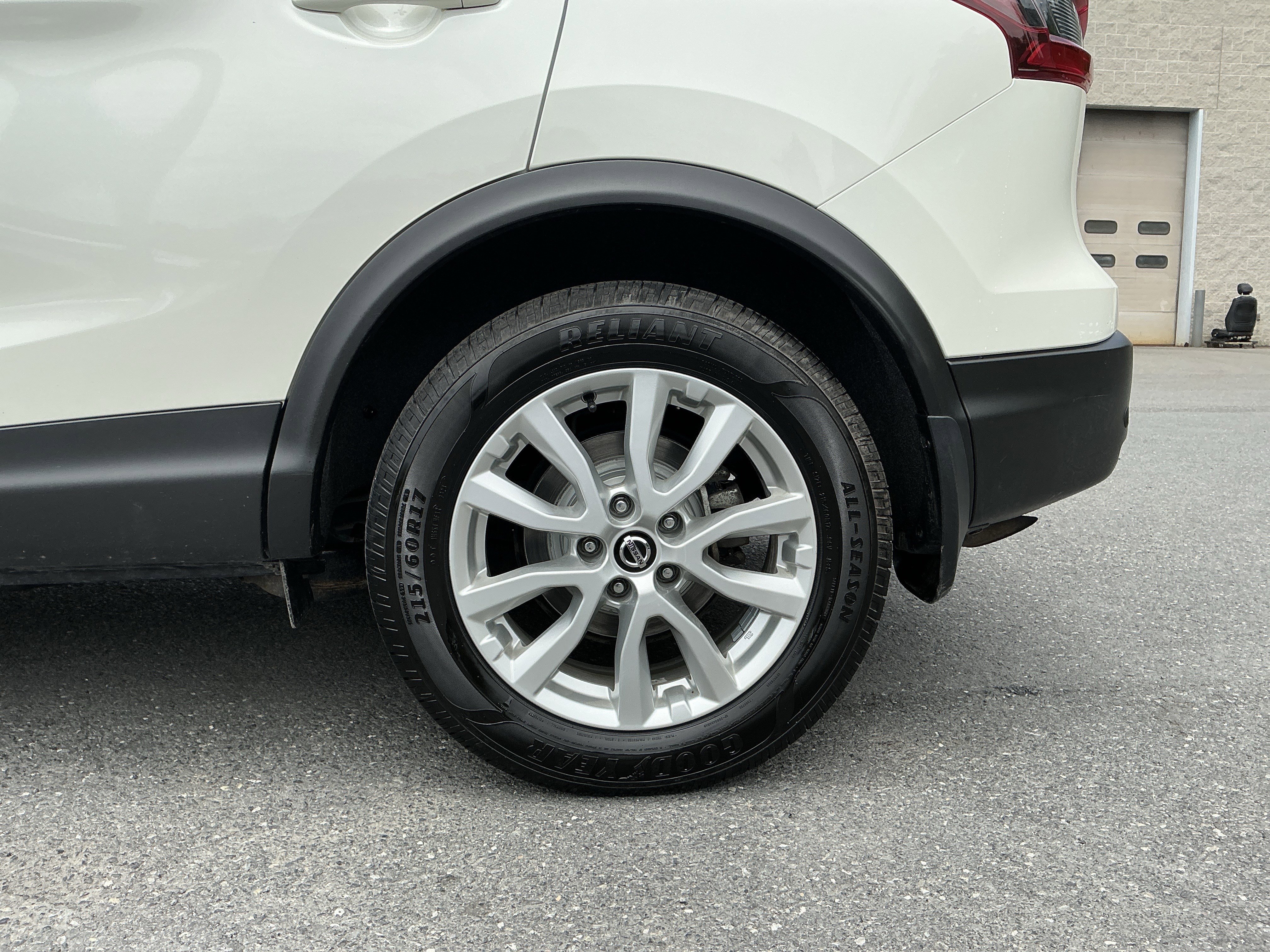 Used 2022 Pearl White Tricoat Nissan SV image 9