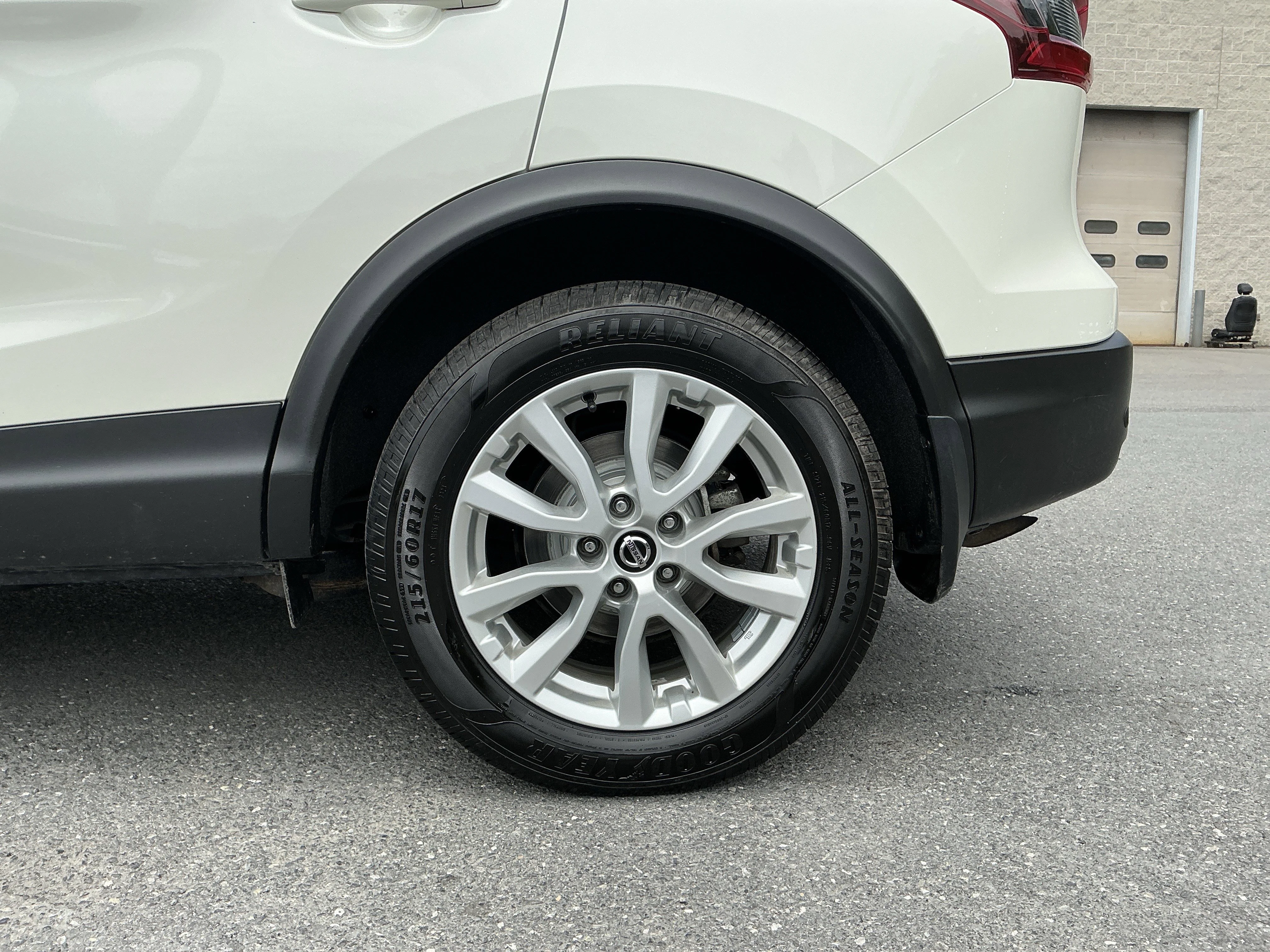 Used 2022 Pearl White Tricoat Nissan SV image 9