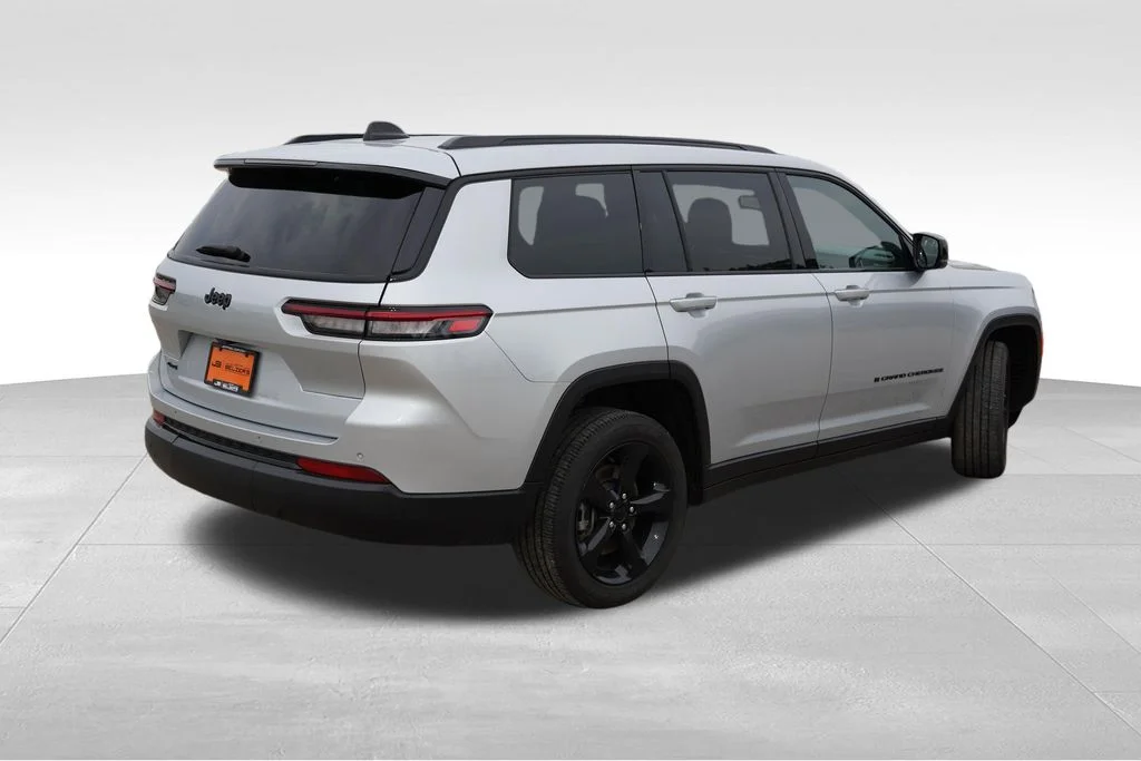 Certified Used 2023 Silver Jeep Altitude image 5