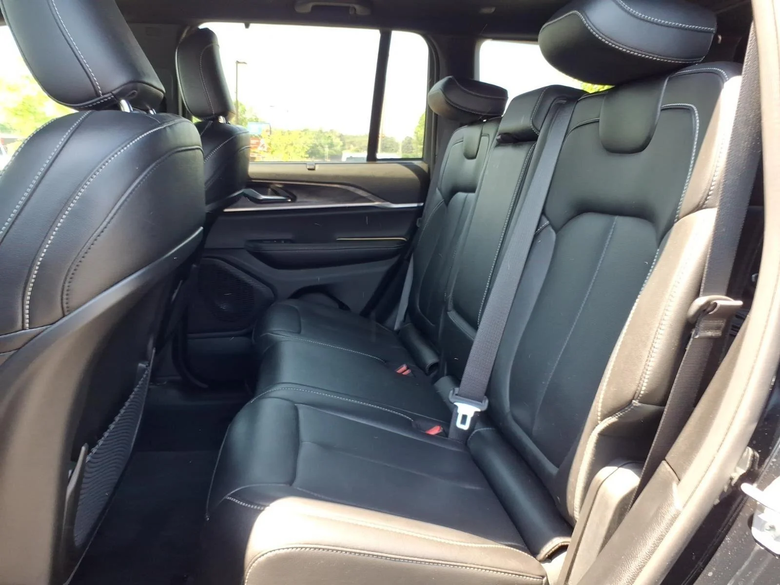 Used 2025 Diamond Black Crystal Pearlcoat Jeep Limited image 22