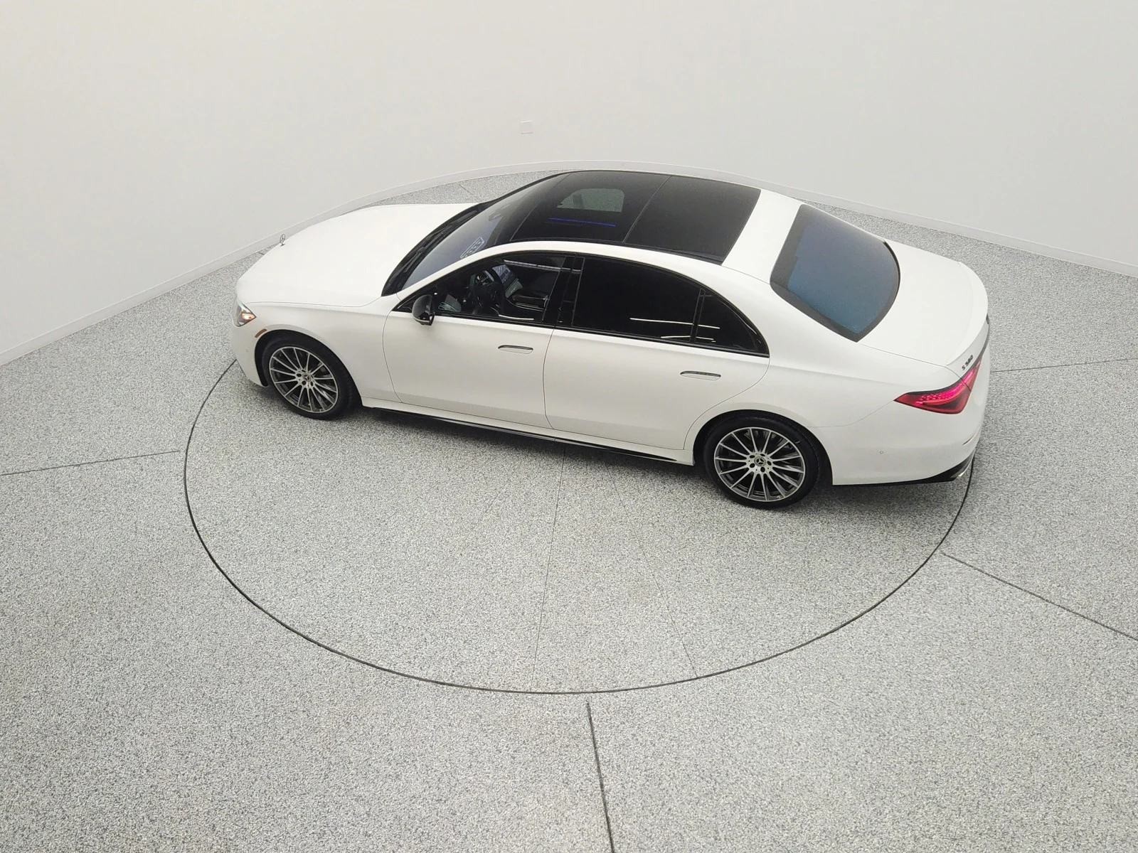 Used 2025 MANUFAKTUR Moonlight White Metallic Mercedes-Benz S 580 4MATIC® Sedan image 16