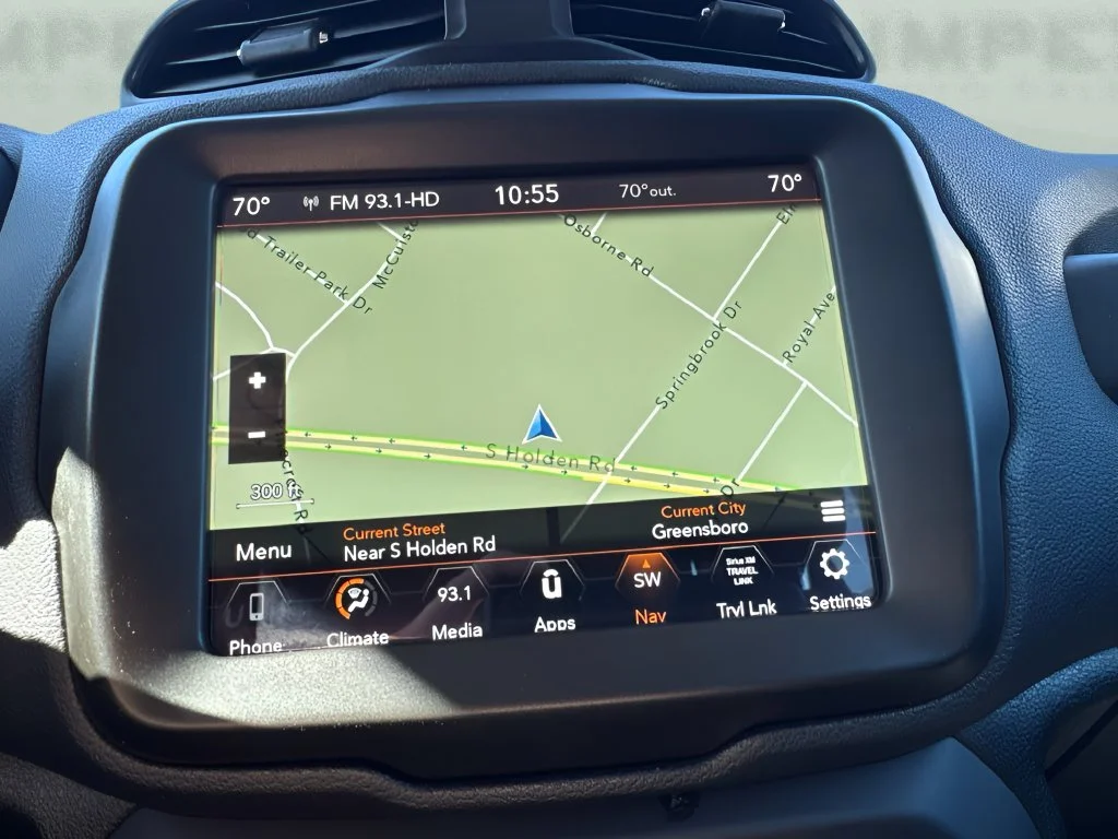 Used 2022 White Jeep Latitude image 18
