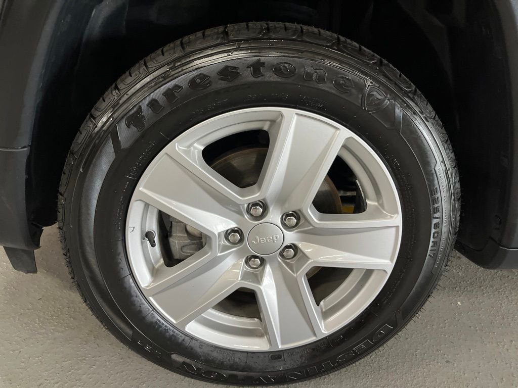 Used 2022 Crystal Metallic Jeep Latitude image 5