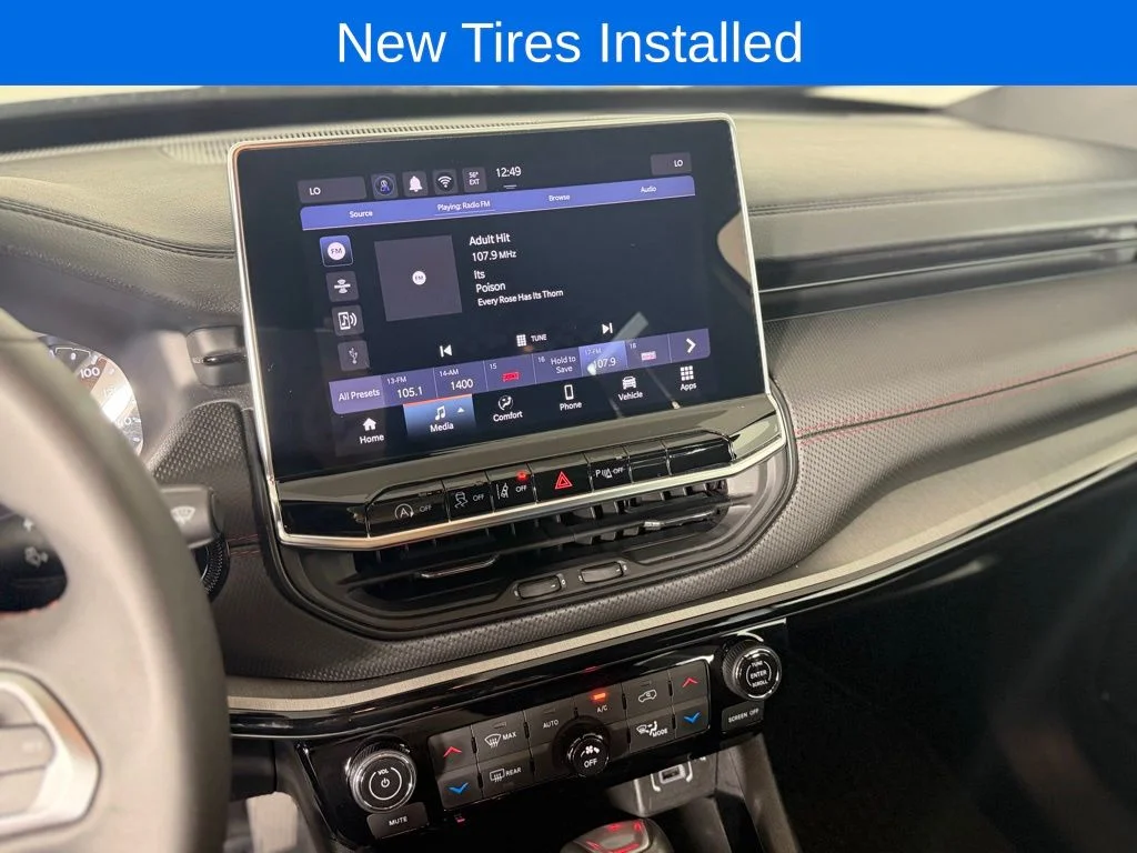 Used 2025 Silver Jeep Trailhawk image 2