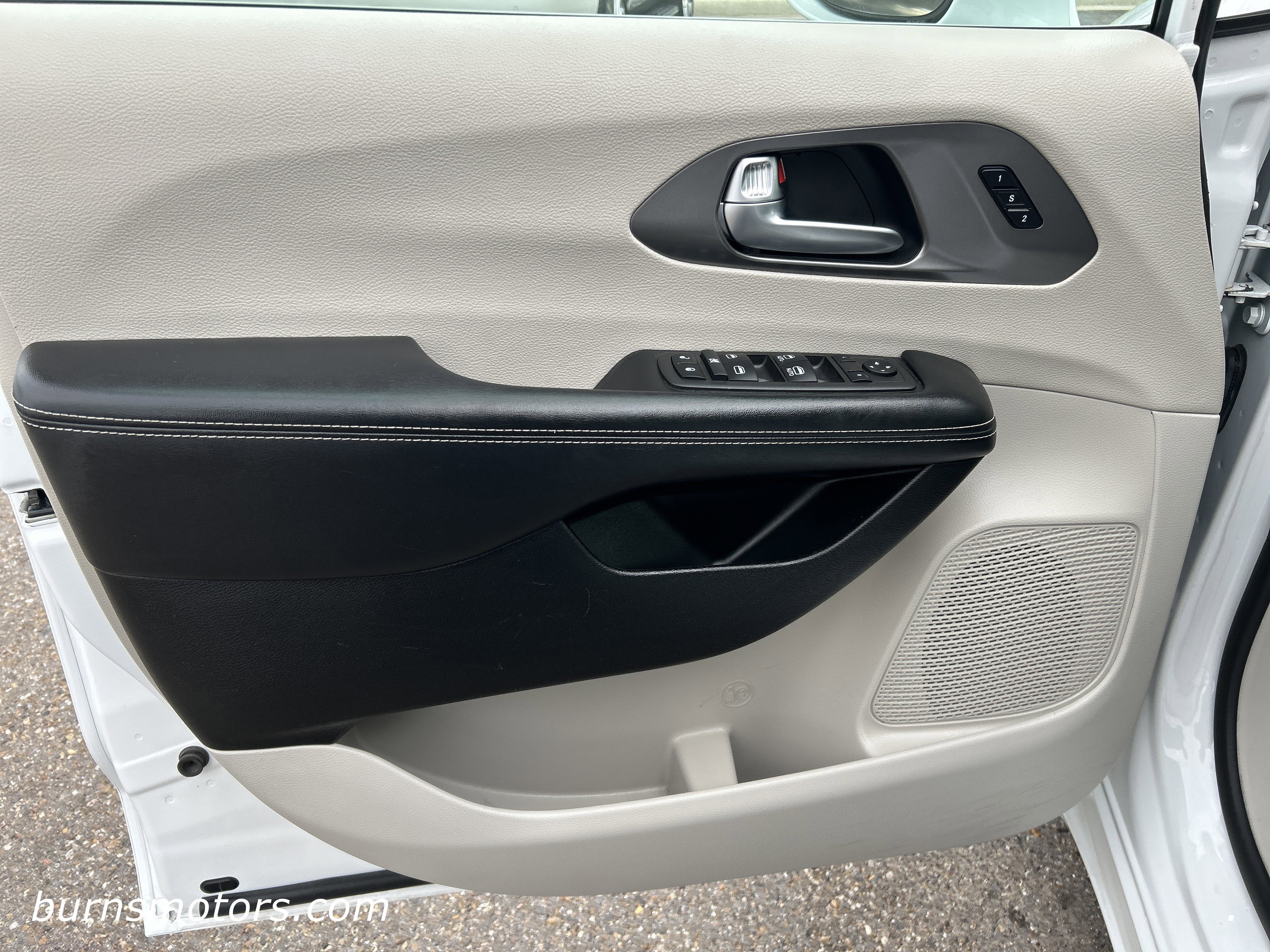 Used 2022 Bright White Chrysler Touring L image 11