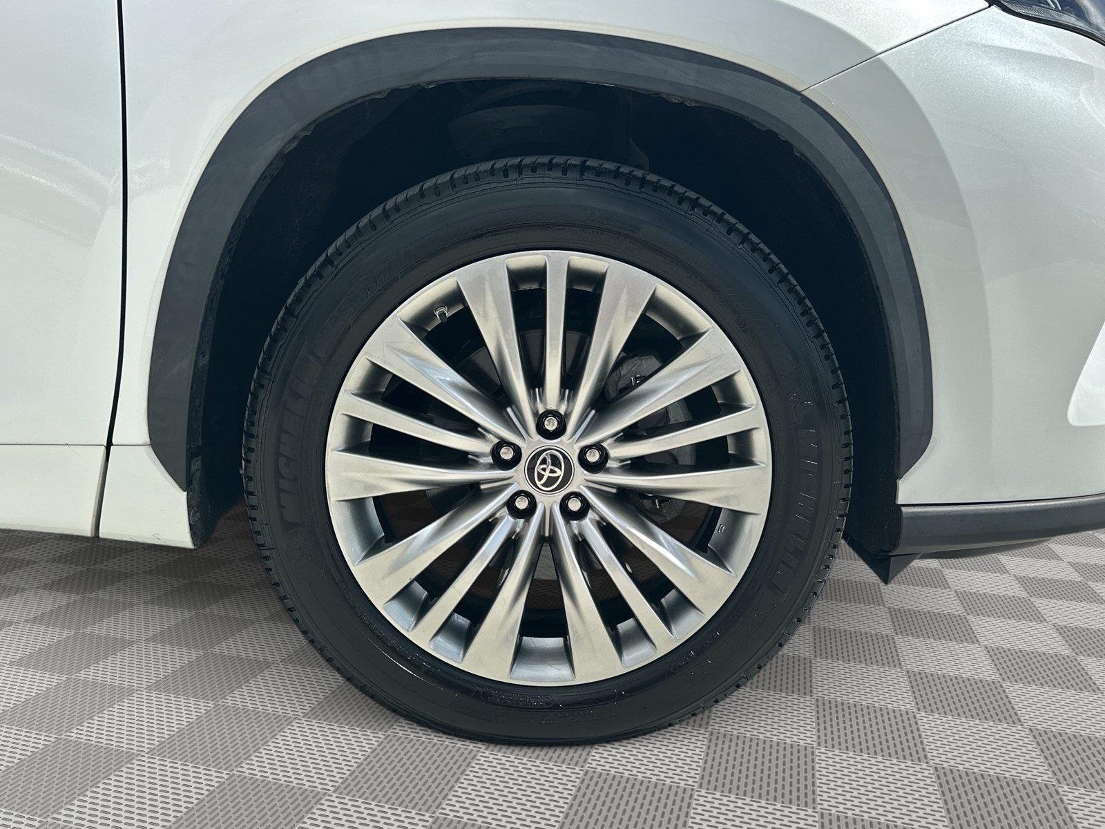 Used 2023 Wind Chill Pearl Toyota Platinum image 5
