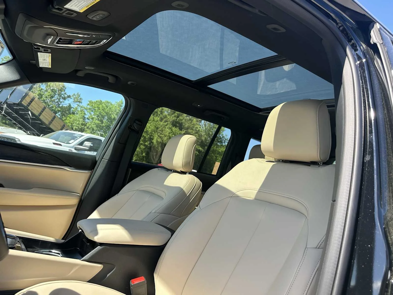 New 2026 Diamond Black Crystal Pearlcoat Jeep Limited image 29