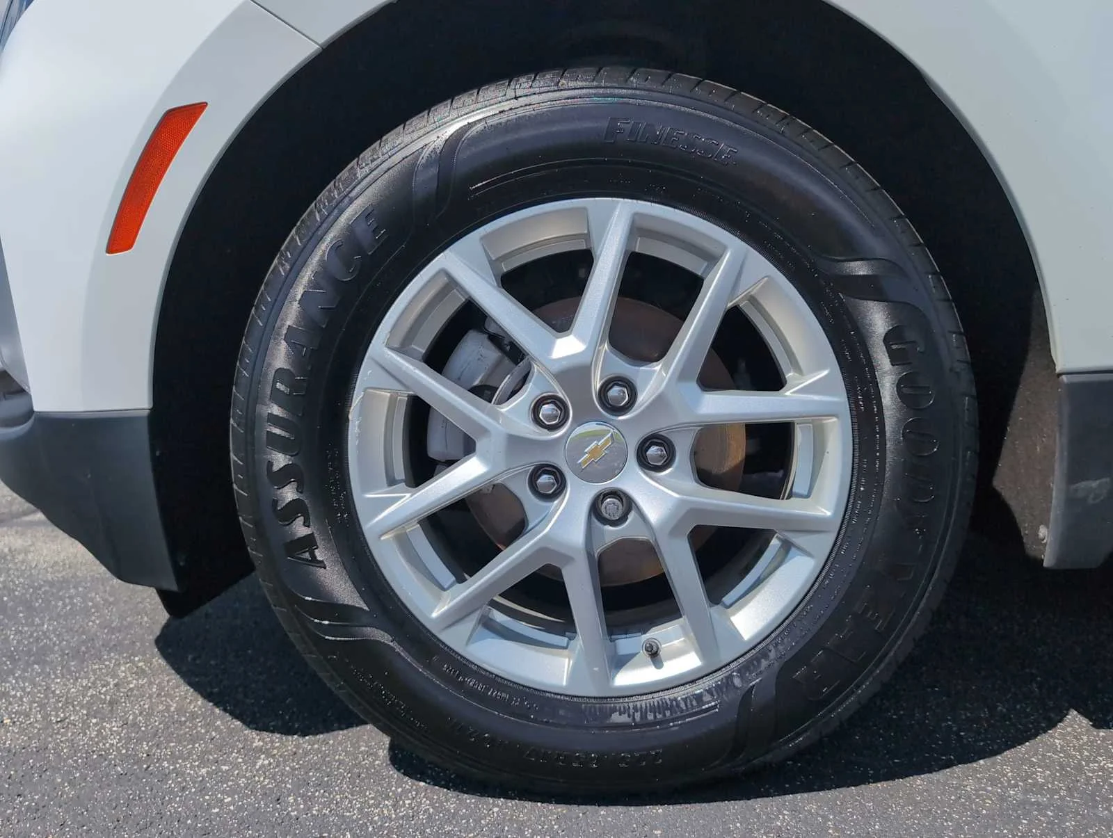 Used 2024 Summit White Chevrolet LT image 31