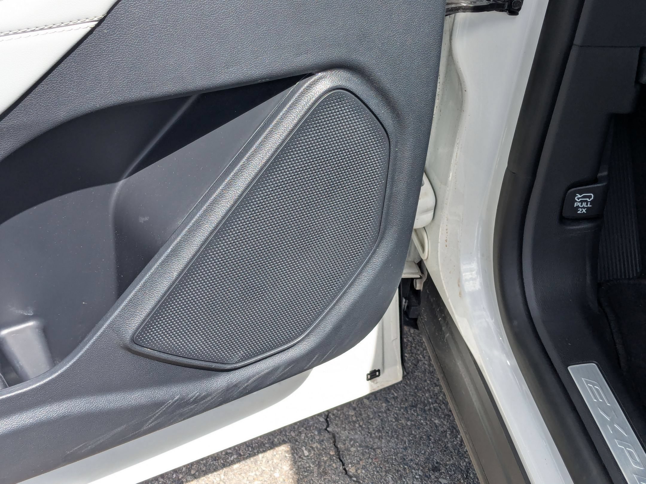 Used 2025 White Metallic Ford Platinum image 15