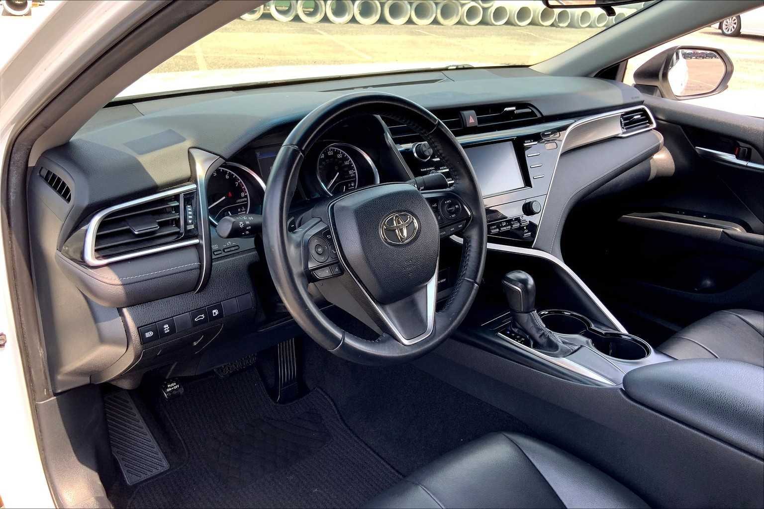 Used 2018 Super White Toyota SE image 17