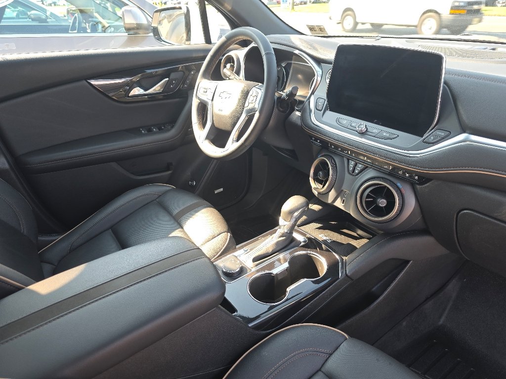 Certified Used 2023 Iridescent Pearl Tricoat Chevrolet Premier image 5