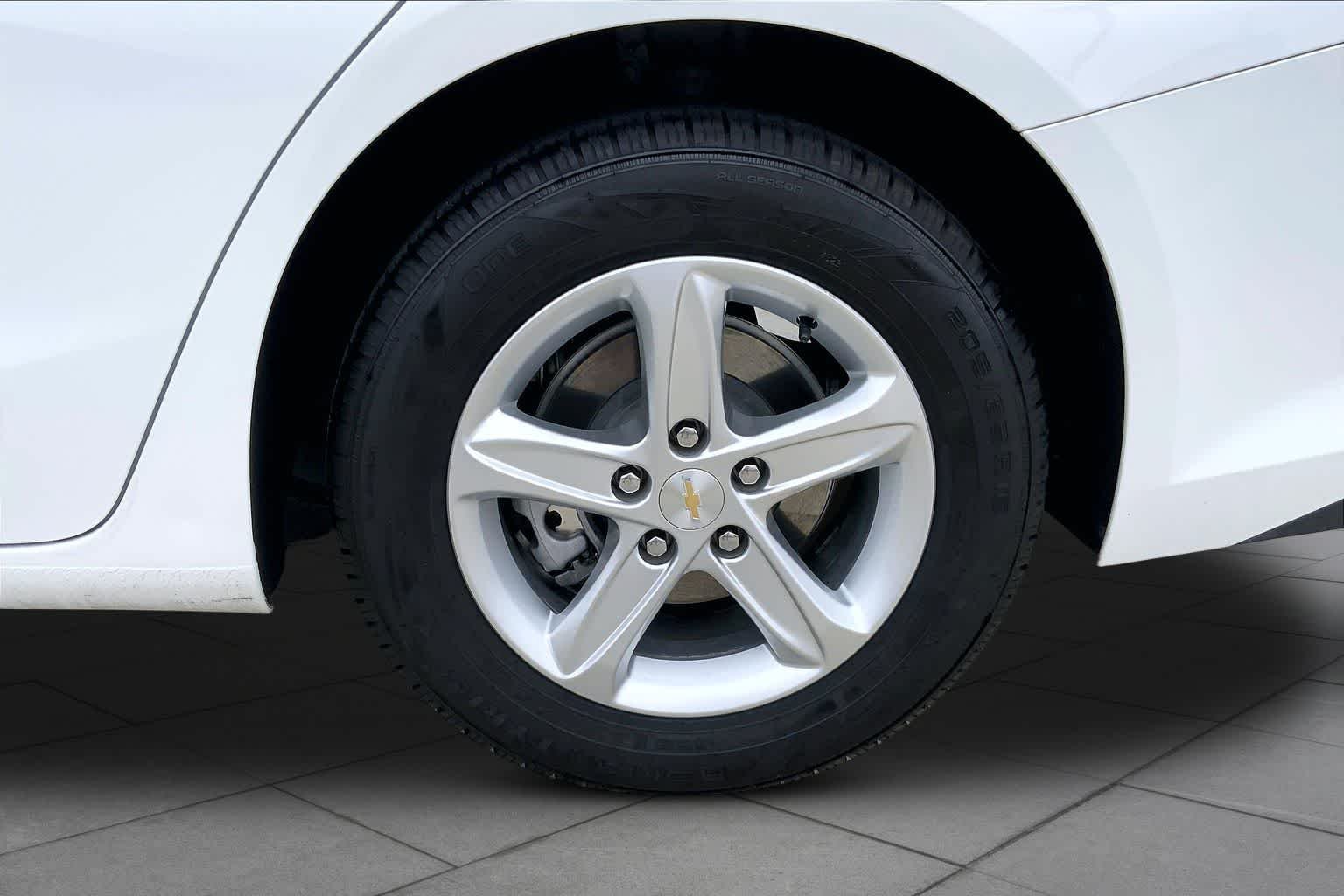 Used 2024 Summit White Chevrolet LT image 11