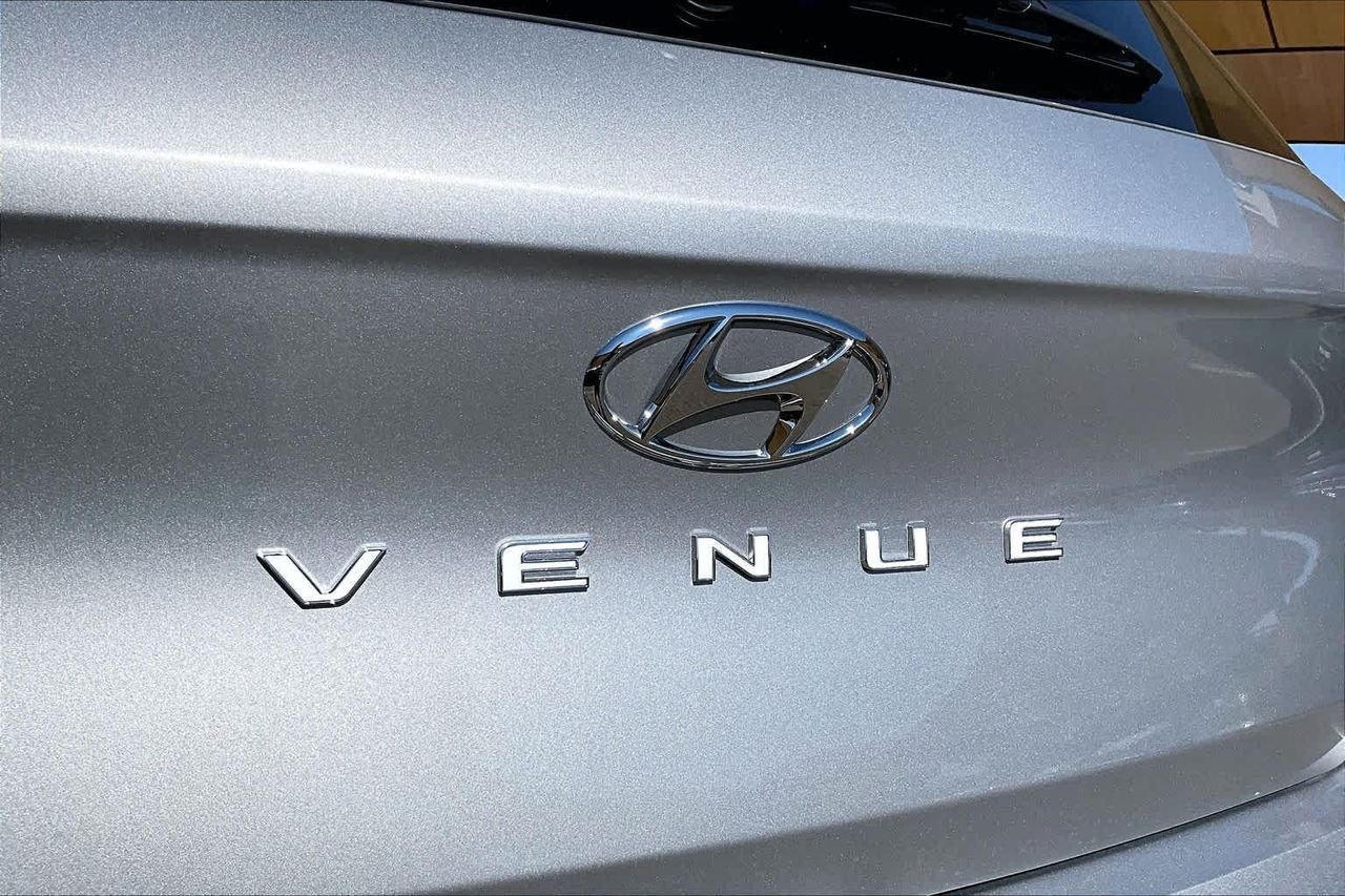 New 2026 Shimmering Silver Hyundai SEL image 15