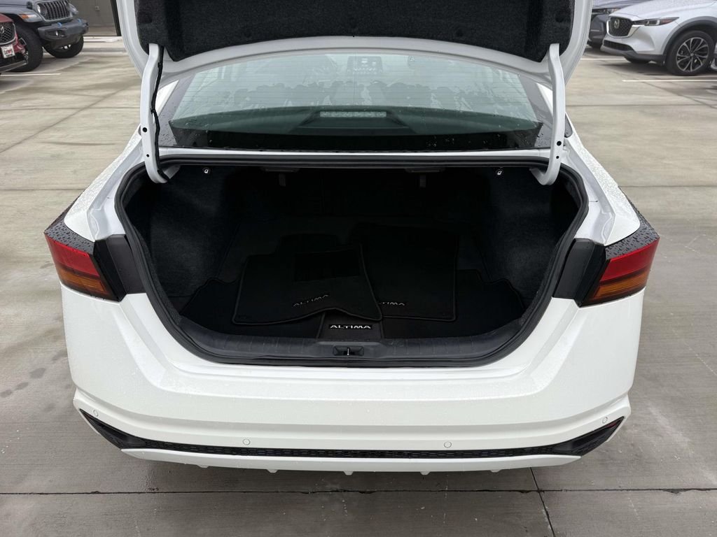 Used 2025 White Nissan 2.5 SV image 31