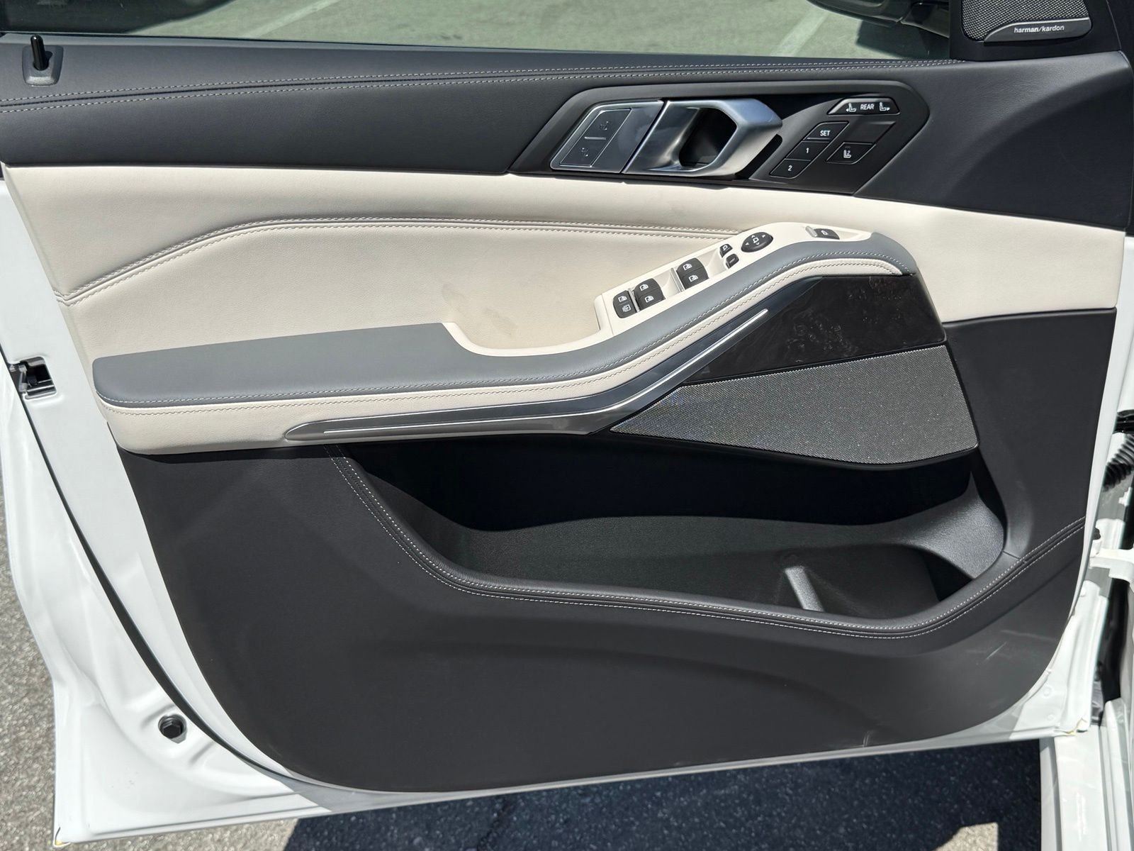New 2027 Mineral White Metallic BMW xDrive40i image 18