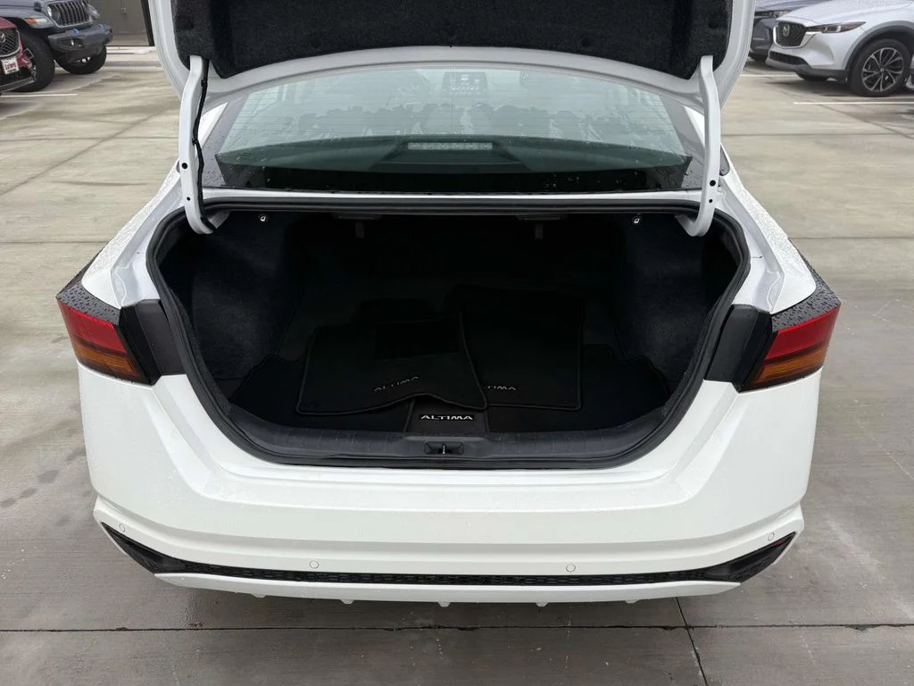 Used 2025 White Nissan 2.5 SV image 31