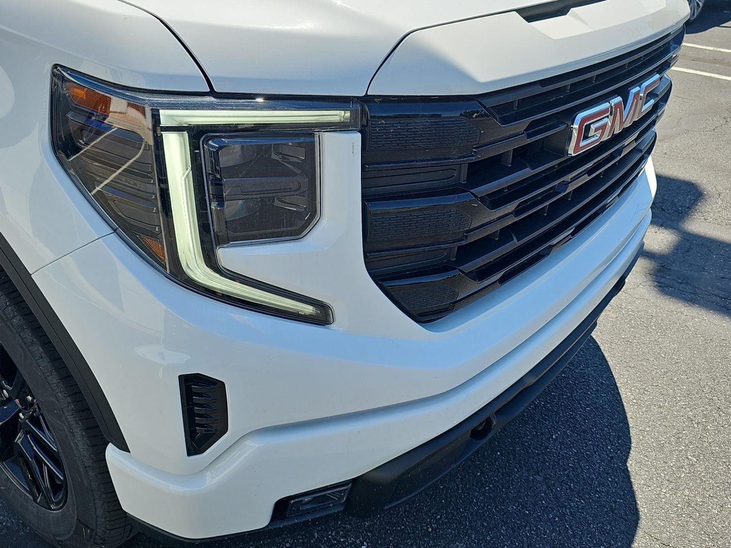 Used 2024 Summit White GMC Elevation image 31
