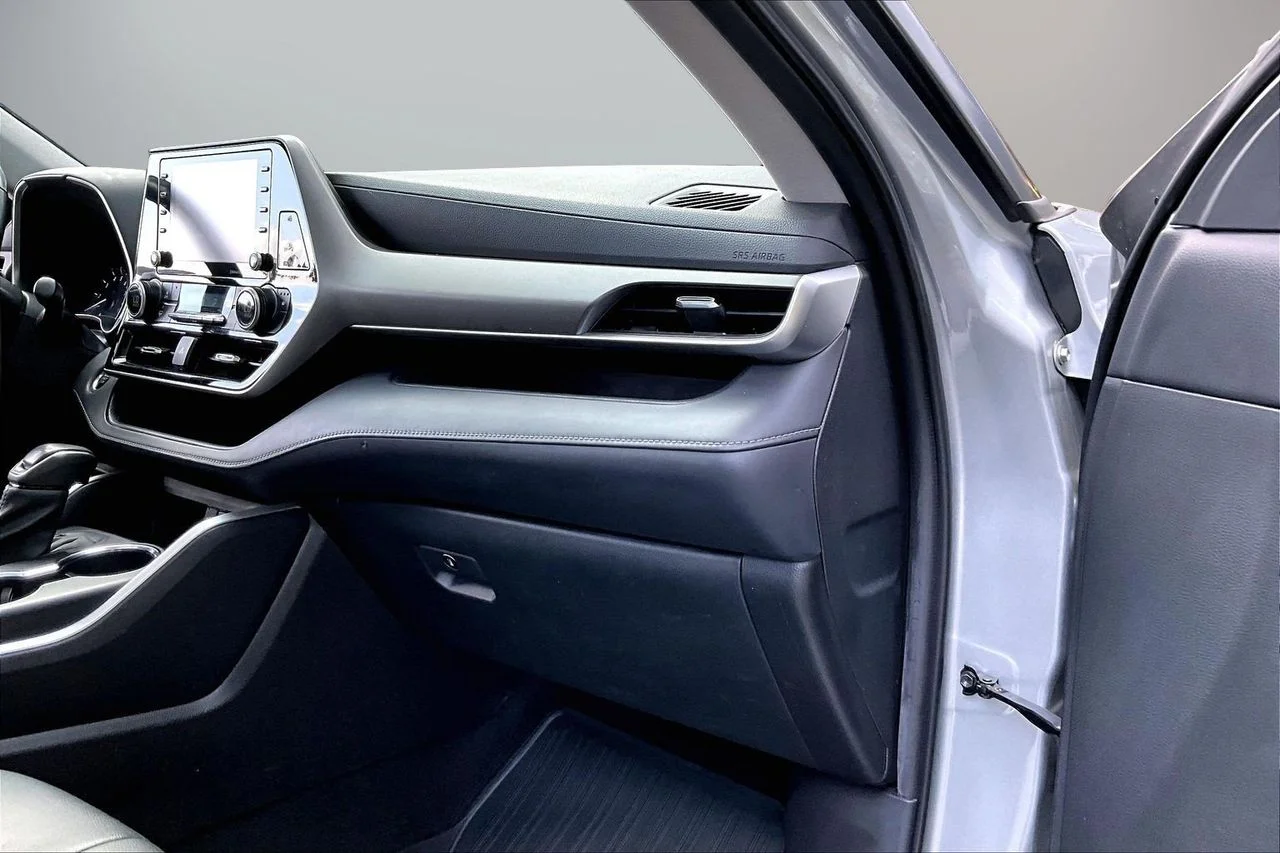 Certified Used 2021 Silver Toyota XLE image 19
