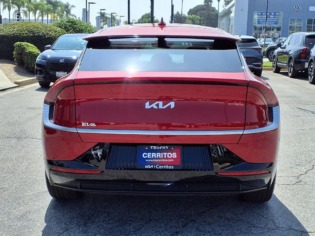 Certified Used 2023 Red Kia Wind image 5