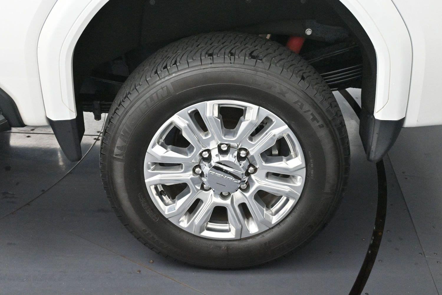 Used 2025 White Frost Tricoat GMC Denali image 30