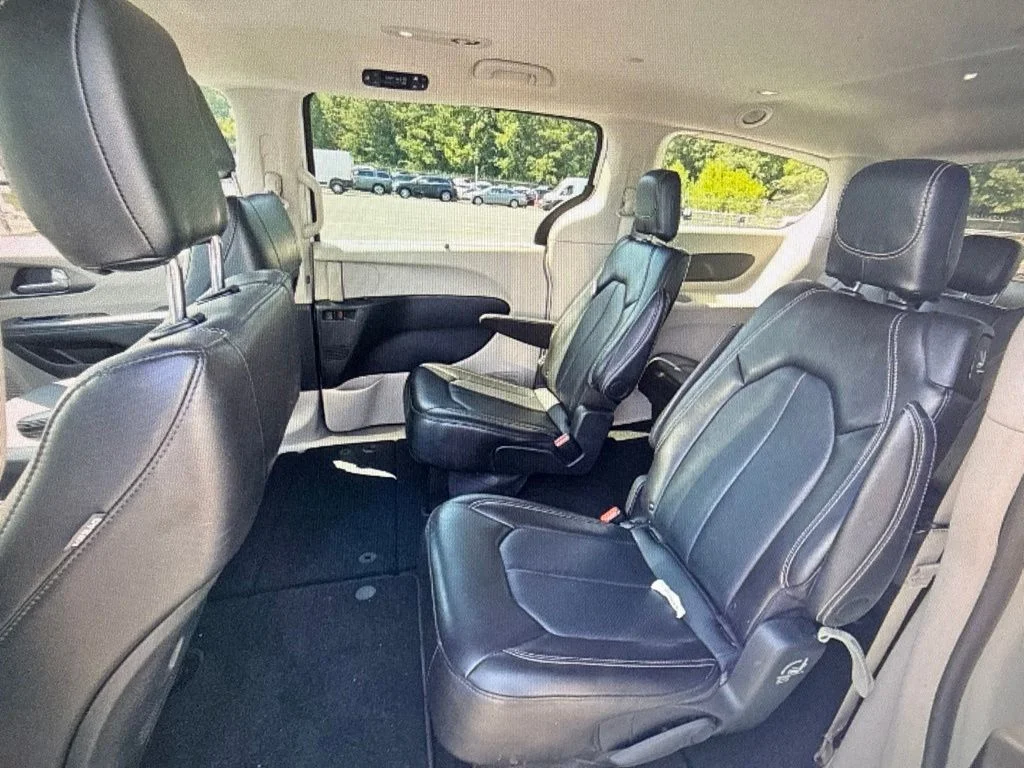 Used 2024 White/off-white Chrysler Touring L image 8