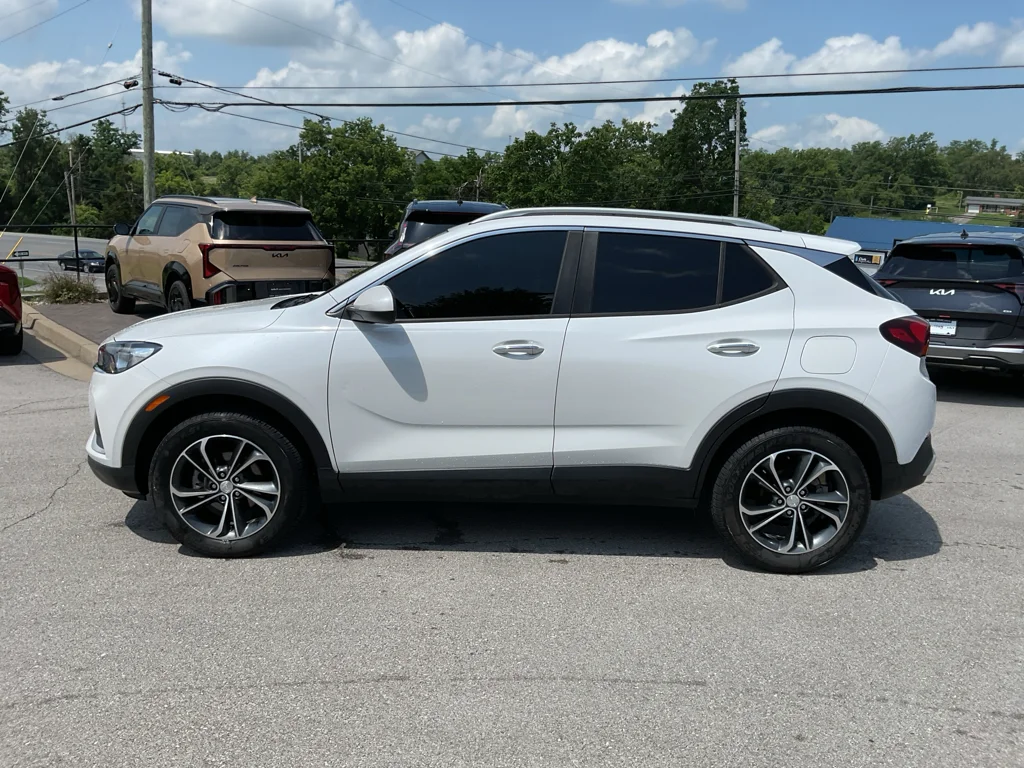 Used 2020 White Frost Tricoat Buick Select image 6