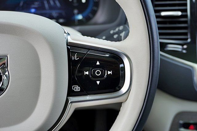 Used 2025 Black Volvo B6 Plus 6-Seater image 35