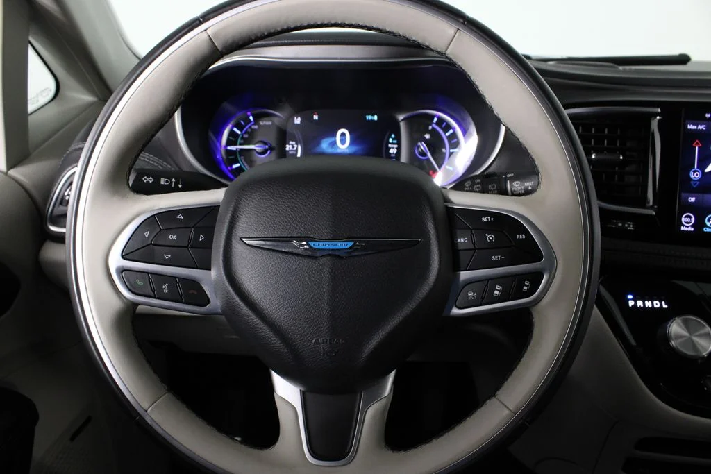 Used 2018 Gray Chrysler Limited image 24