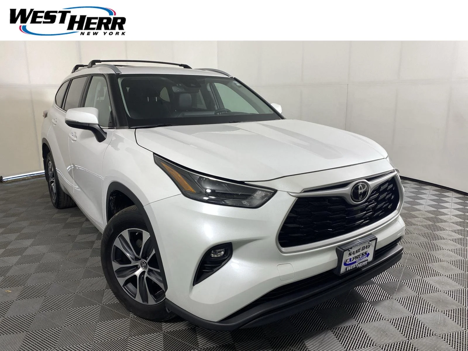 Used 2023 Wind Chill Pearl Toyota XLE image 1