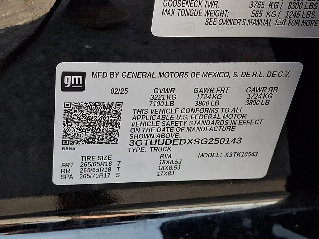 Used 2025 Onyx Black GMC SLT image 28
