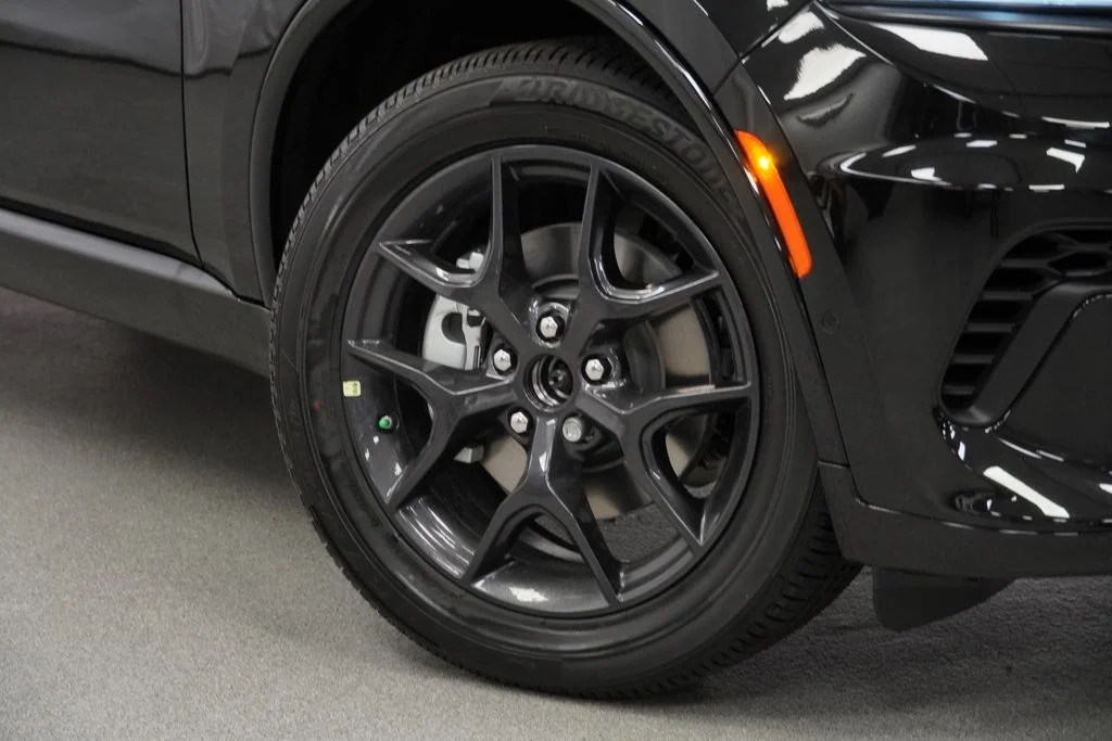 New 2026 Diamond Black Clear-Coat Exterior Paint Dodge GT Plus HEMI V8 image 4