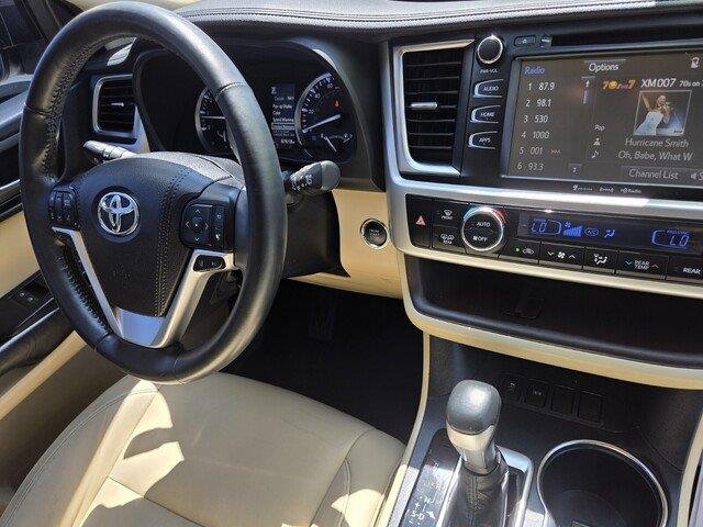 Used 2019 Blizzard Pearl Toyota XLE image 32