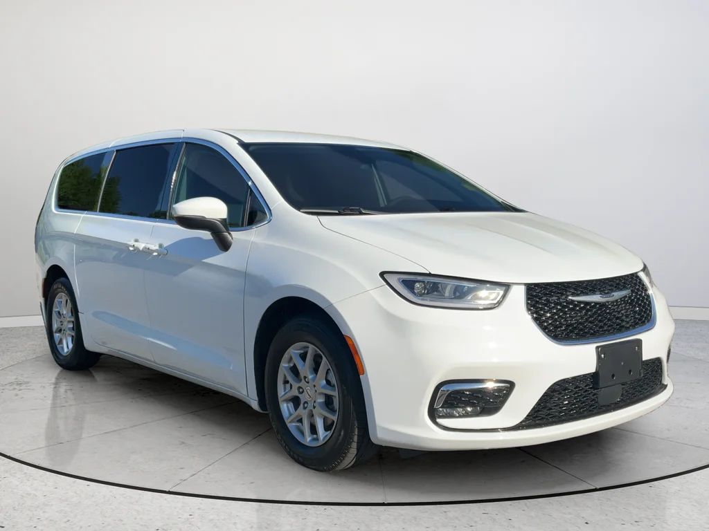 2023 Chrysler Pacifica Touring L's photo
