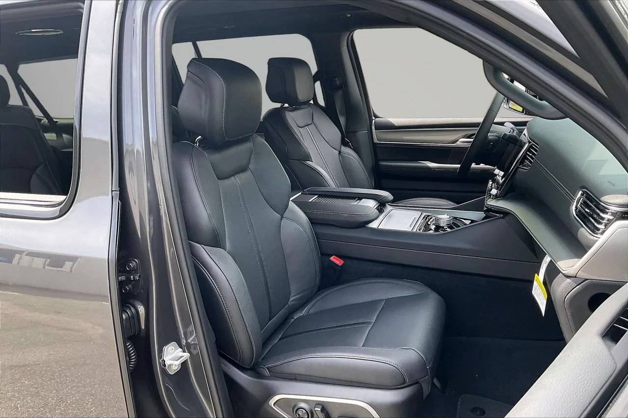 New 2026 Baltic-Gray Metallic Clear-Coat Exterior Paint Jeep Limited Altitude image 23