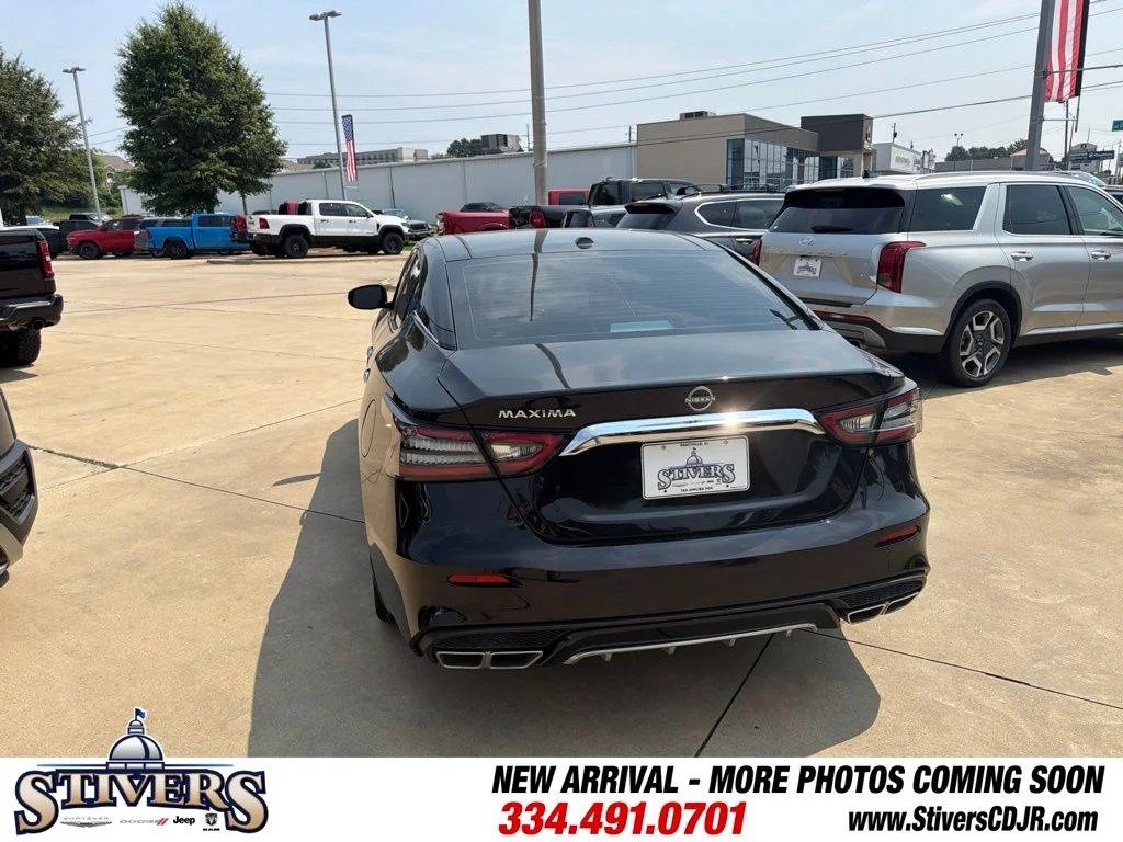 Used 2023 Black Nissan Platinum image 8