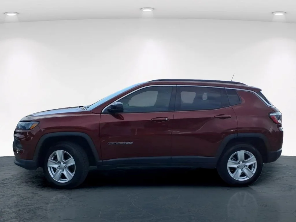Used 2022 Red Jeep Latitude image 14