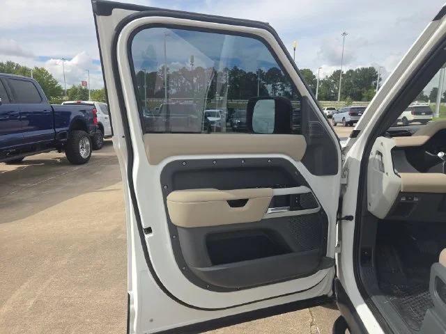 Used 2022 White Land Rover SE image 10
