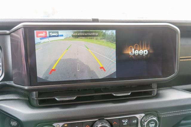 Used 2025  Jeep Sahara image 24