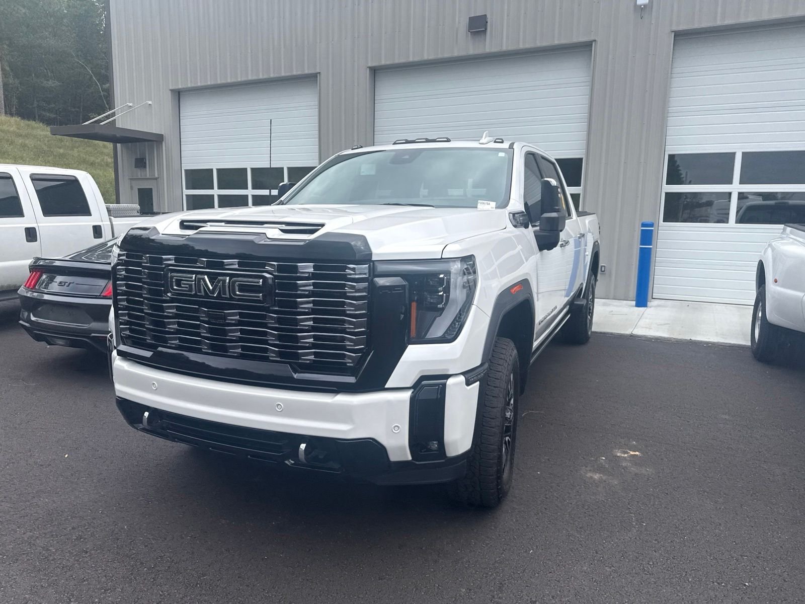 Used 2025 White GMC Denali Ultimate image 3