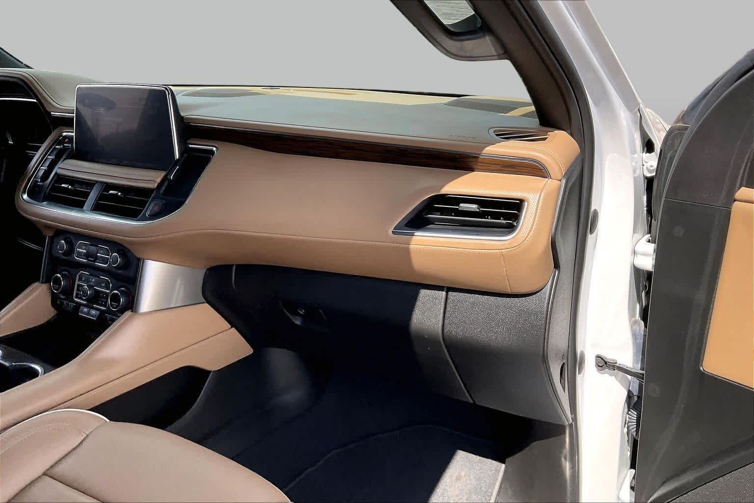 Used 2023 Iridescent Pearl Tricoat Chevrolet Premier image 17